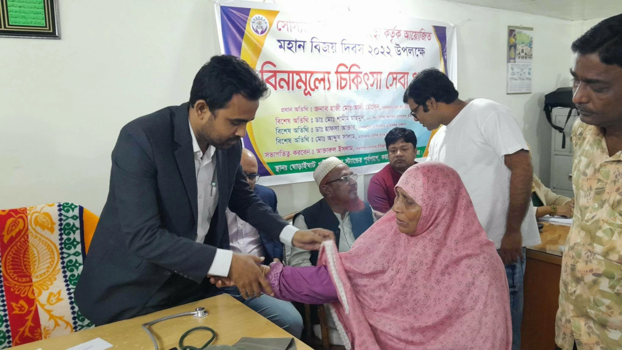 A health worker speaking with a woman
